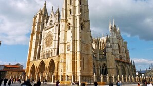 Una catedral histórica con múltiples agujas y un gran rosetón.