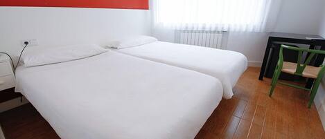 Een strijkplank/strijkijzer, gratis wifi, beddengoed