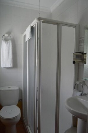 Pengering rambut, handuk, sabun, dan sampo