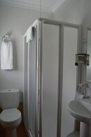 Secador de pelo, toallas, jabón, shampoo