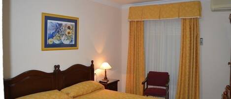 Free cots/infant beds, free WiFi, bed sheets