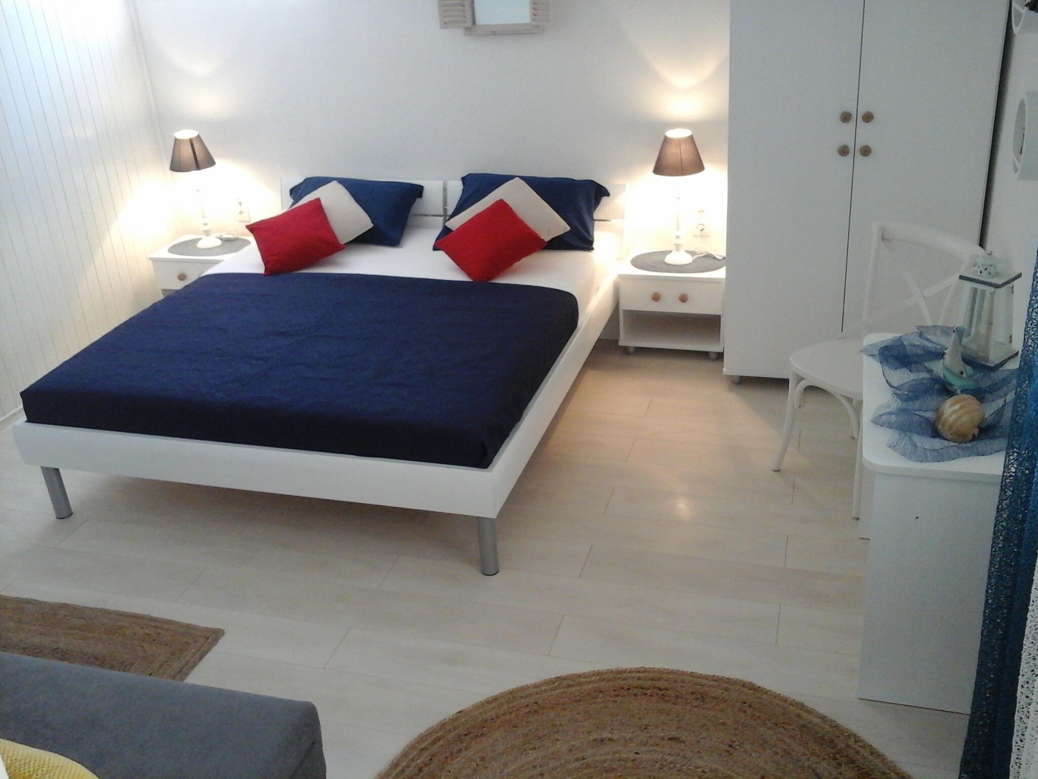 Tabla de planchar con plancha, wifi y ropa de cama 