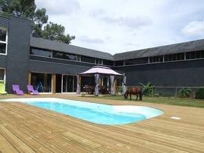 Seasonal outdoor pool, pool umbrellas, sun loungers - Le Clos du Chêne (Sainte-Marie)