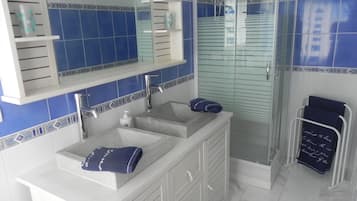 Chambre Familiale | Salle de bain | Douche, sĂšche-cheveux, serviettes fournies, savon