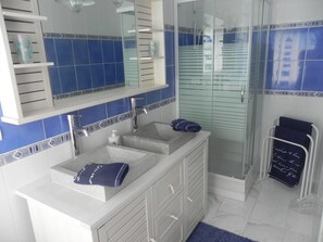 Family Room | Bathroom | Shower, hair dryer, towels, soap - Le Clos du Chêne (Sainte-Marie)