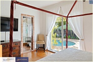 2 habitaciones, escritorio y tabla de planchar con plancha