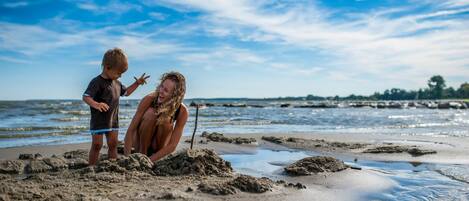 Chaises longues, serviettes de plage