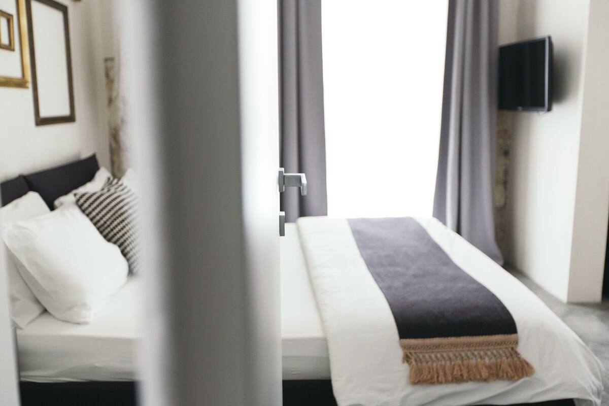 Habitación doble Deluxe | Escritorio, cunas, wifi gratis y ropa de cama
