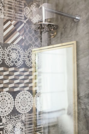Habitación triple Deluxe | Ducha del cuarto de baño