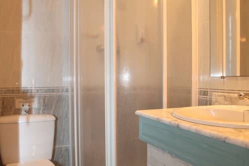 Doppelzimmer, 1 King-Bett | Badezimmer | Haartrockner, Handtücher, Seife, Shampoo