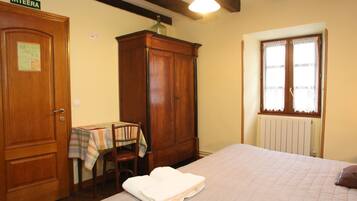 Habitación doble, 1 cama de matrimonio grande | Wifi gratis y ropa de cama