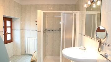 Habitación doble, 1 cama doble | Baño | Secador de pelo, toallas, jabón y champú