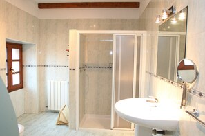 Camera doppia, 1 letto matrimoniale | Bagno | Asciugacapelli, asciugamani, sapone, shampoo