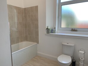 Komfortbadewanne, kostenlose Toilettenartikel, Haartrockner, Handtücher