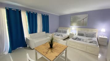 Chambre Deluxe, 2 lits doubles | Salle de séjour | Télévision à écran plasma de 84 cm avec chaînes par satellite