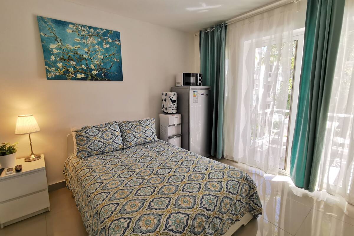 Studio | 1 bedroom, premium bedding, minibar, in-room safe