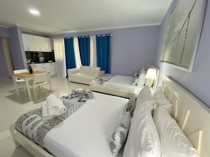 Habitación Deluxe, 2 camas matrimoniales | Ropa de cama de alta calidad y minibar 