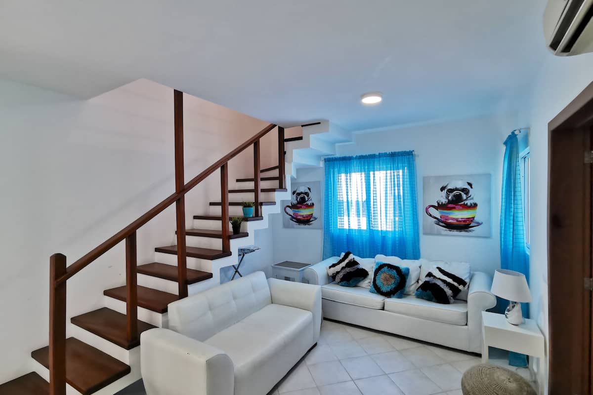 Deluxe Penthouse | Living room | 84-cm plasma TV with satellite channels, TV