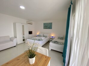 Suite estudio | Ropa de cama de alta calidad, minibar, caja fuerte y cortinas opacas