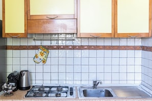 Apartment, 3 Bedrooms | Private kitchen | Full-size fridge, oven, coffee/tea maker, electric kettle