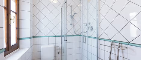 Apartment, 3 Bedrooms | Bathroom | Shower, hair dryer, bidet, towels