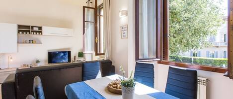 Apartment, 3 Schlafzimmer | Essbereich im Zimmer