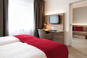 Junior Suite | Hypo-allergenic bedding, in-room safe, desk, laptop workspace - Hotel Königshof am Funkturm Business (Hannover)