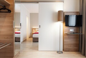 Ropa de cama hipoalergénica y caja de seguridad en la habitación 