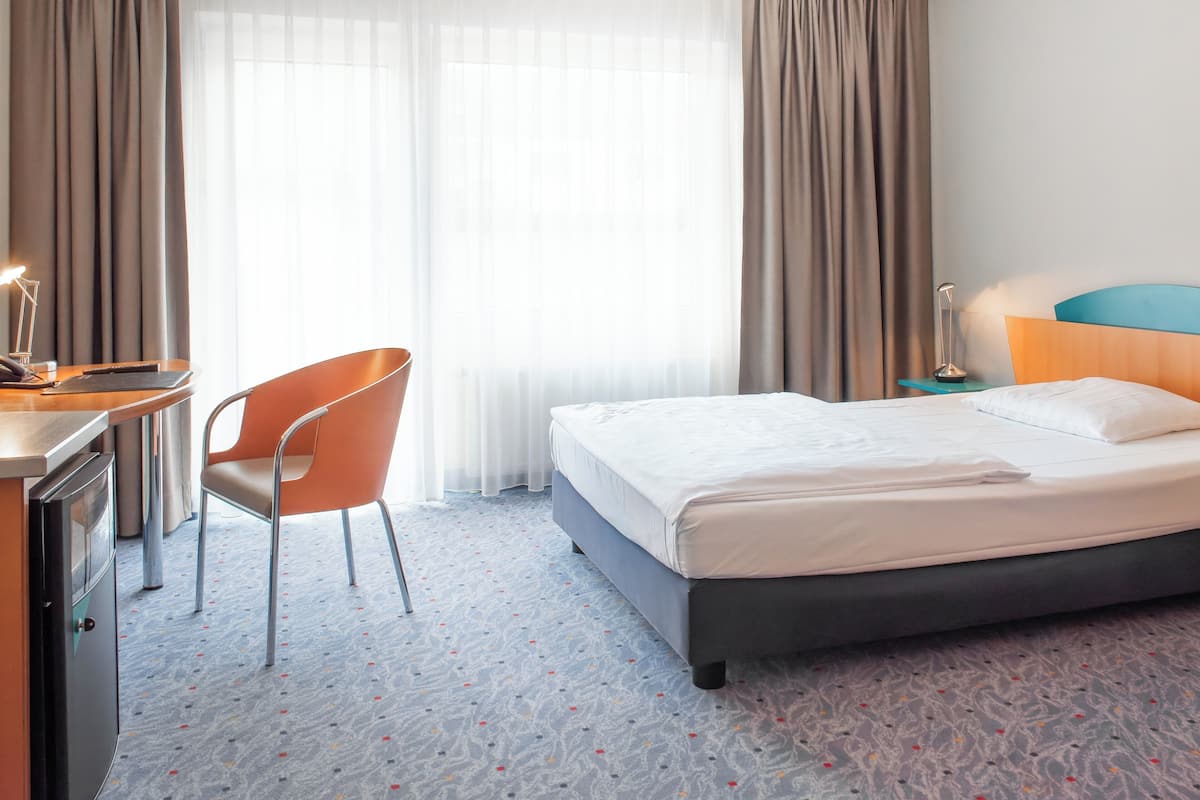 Habitación empresarial individual | Ropa de cama hipoalergénica y caja de seguridad en la habitación