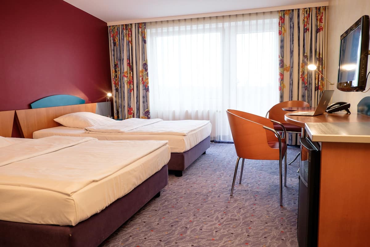 Deluxe Twin Room | Hypo-allergenic bedding, in-room safe, desk, laptop workspace