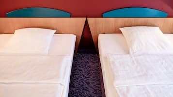 Deluxe Twin Room | Hypo-allergenic bedding, in-room safe, desk, laptop workspace