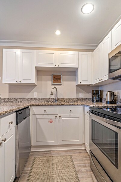 Steps to deeded beach and pools-shopping/dining just steps from condo-beach gear