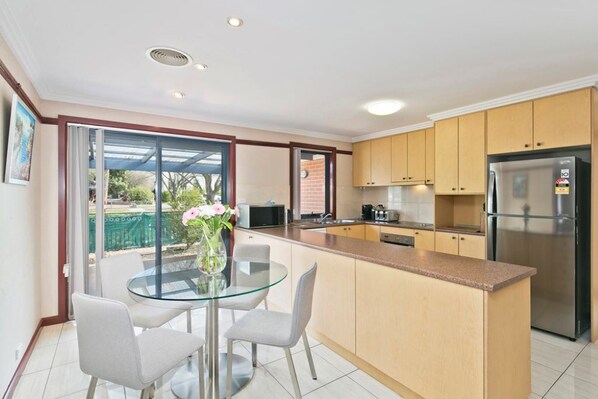 Fridge, microwave, oven, dishwasher - BRADDON CENTRAL CONVENIENCE (Braddon)