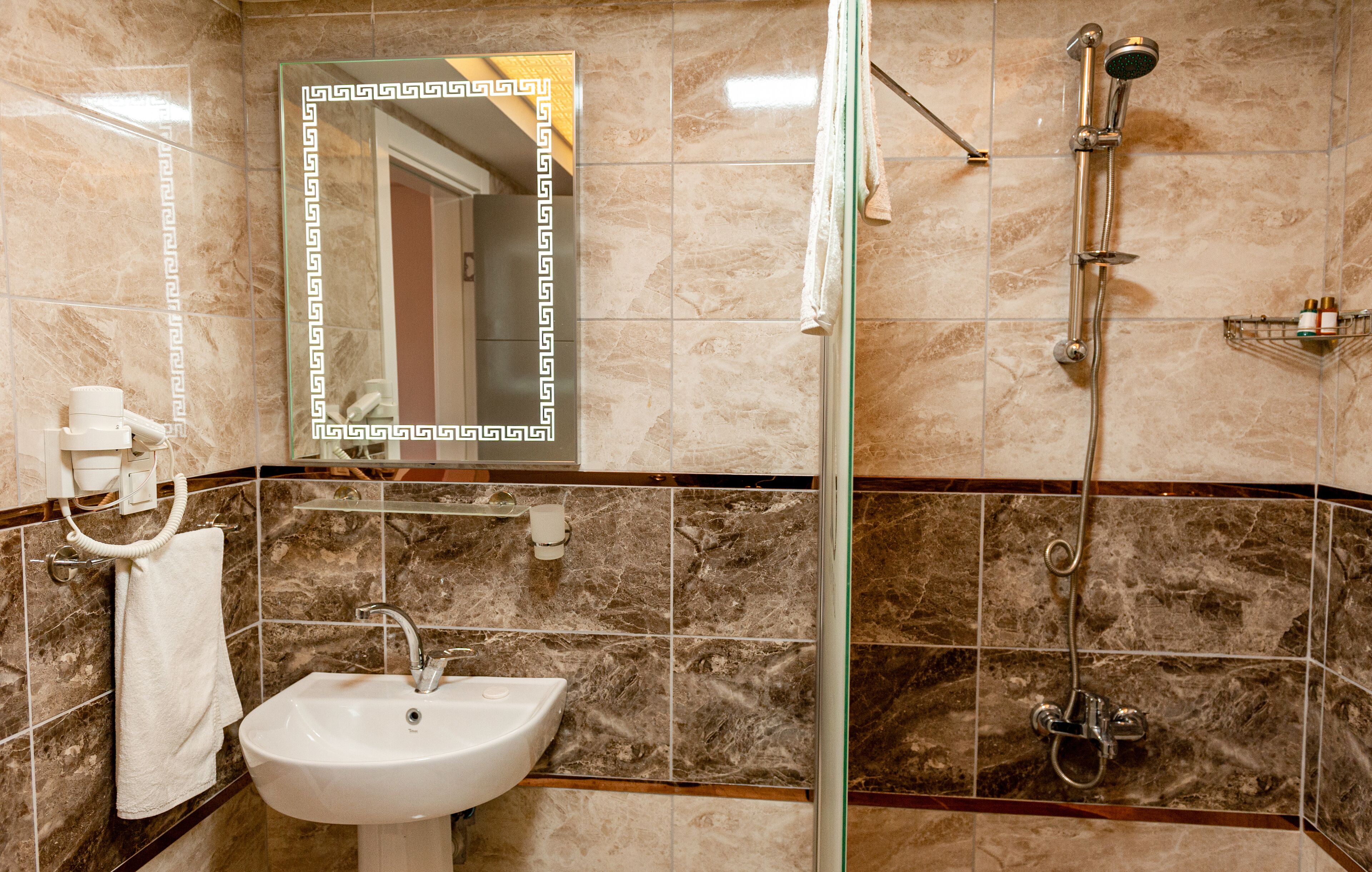 uc kisilik oda | bathroom | shower, rainfall showerhead, hair dryer, slippers