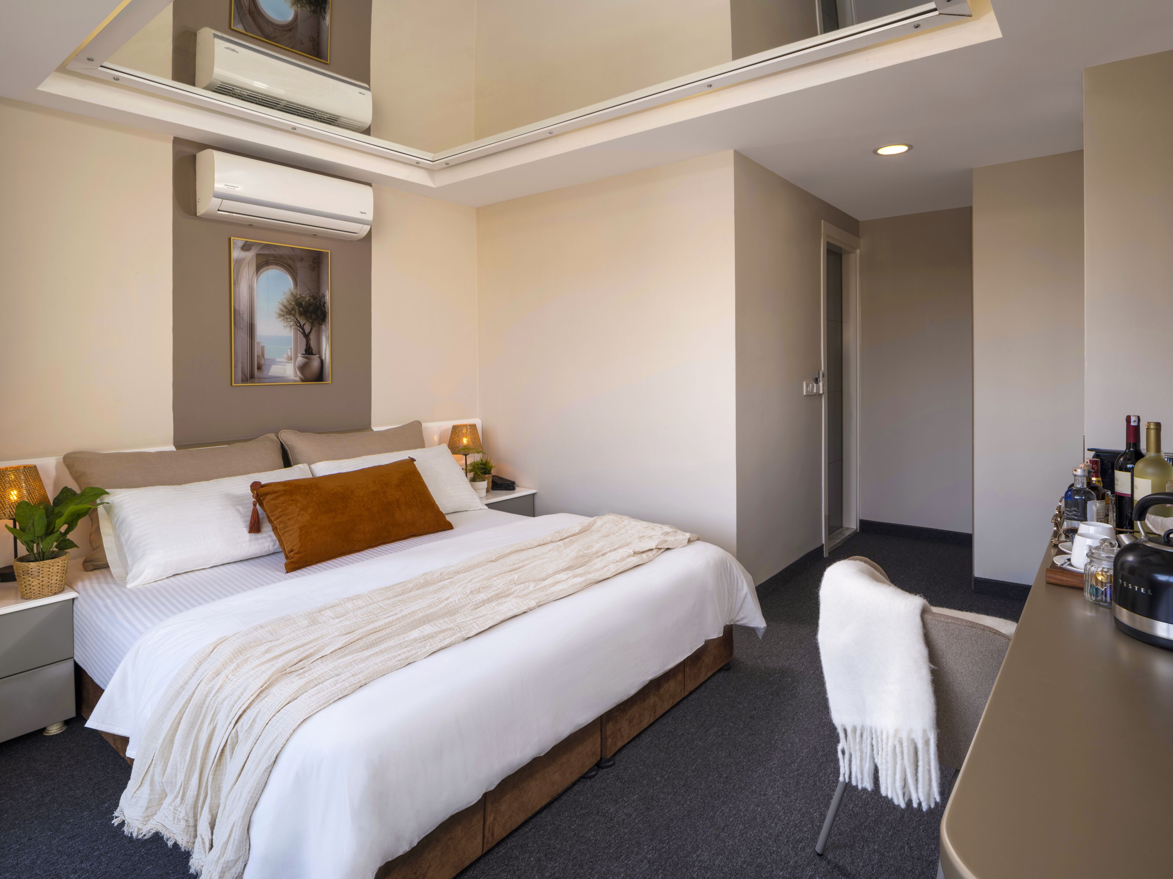 Premium bedding, minibar, soundproofing, free WiFi