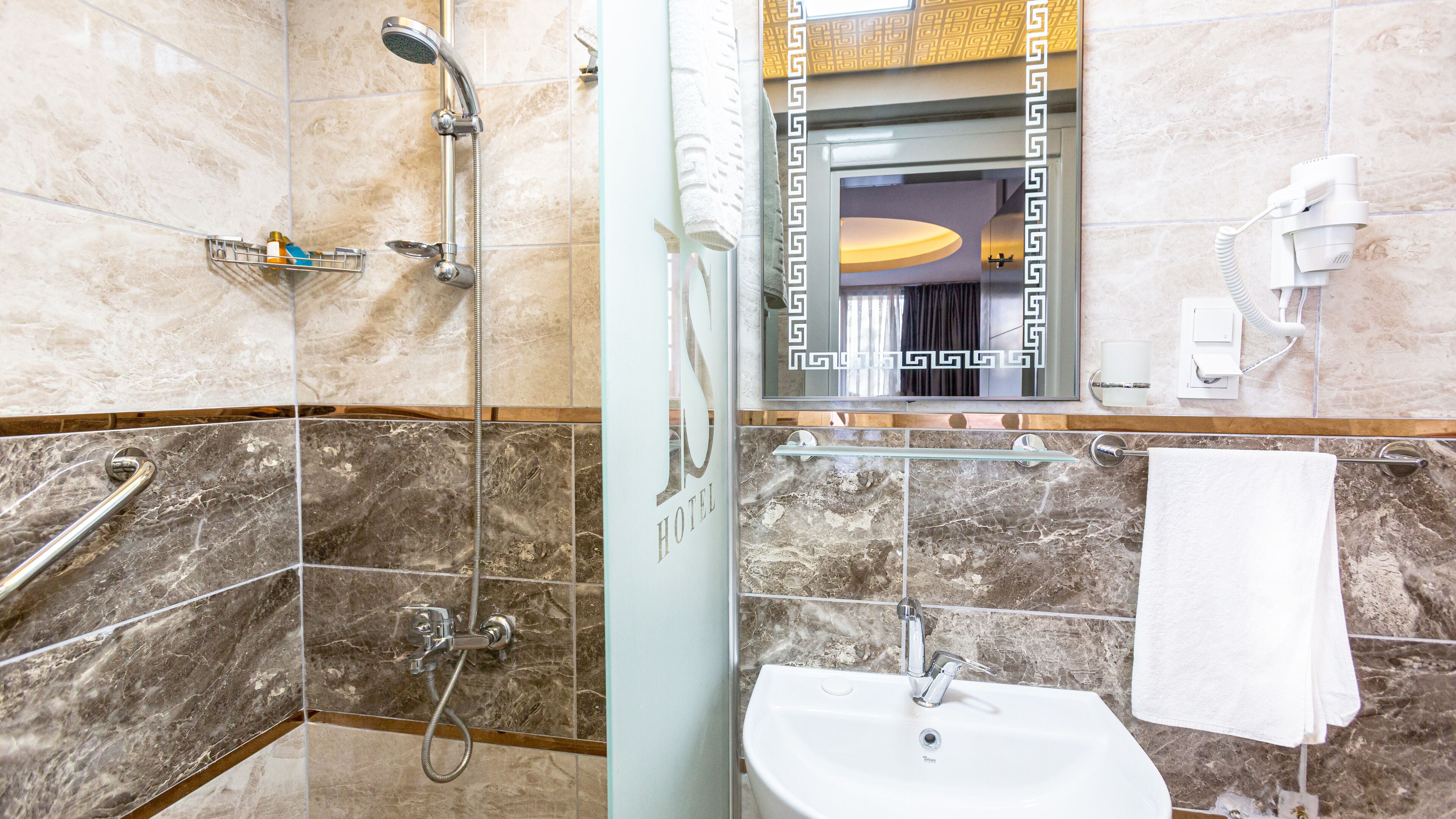 iki kisilik oda | bathroom | shower, rainfall showerhead, hair dryer, slippers