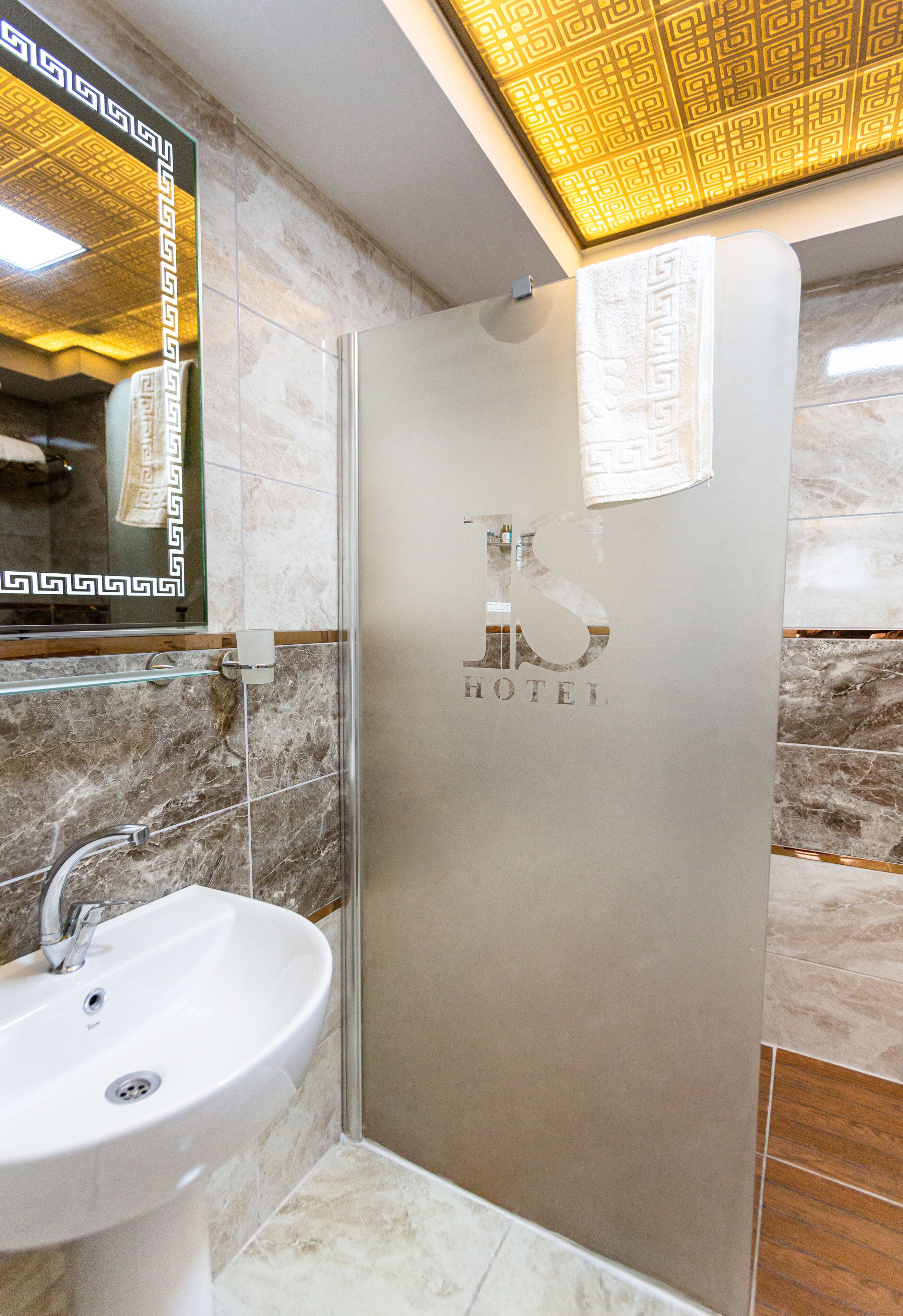 suit 4 kisilik oda | bathroom | shower, rainfall showerhead, hair dryer, slippers