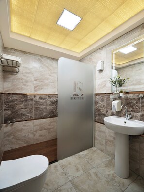Shower, rainfall showerhead, hair dryer, slippers - IS Hotel (Antalya)