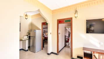 Refrigerador con freezer, microondas, cafetera/tetera