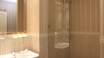 Secadora de cabello, toallas, jabón, papel de baño