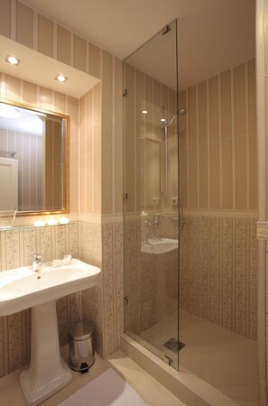 Hair dryer, towels, soap, toilet paper - Booking Rooms (Belgrade)