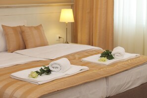 高级双人房或双床房 | 特色装修、办公桌、笔记本电脑工作区、隔音