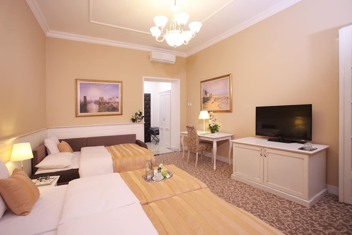 Quarto triplo superior | Individualmente decorados, escrivaninha