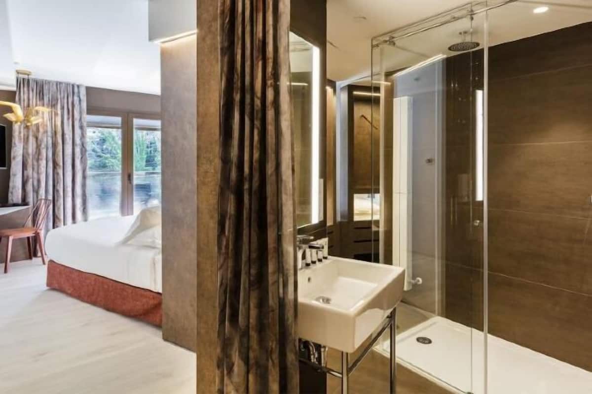 Minibar, in-room safe, desk, blackout drapes