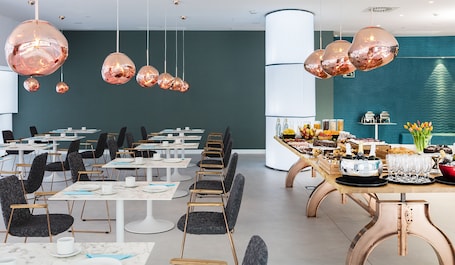 Buffet. Axel Hotel San Sebastián - Adults Only