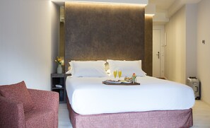 Axel Premium | Minibar, in-room safe, desk, blackout drapes - Axel Hotel San Sebastián - Adults Only (San Sebastián)