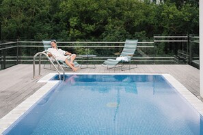 Una piscina al aire libre de temporada