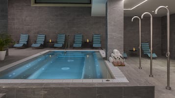 Una piscina al aire libre de temporada