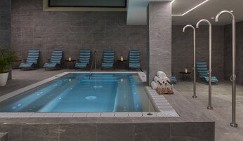 Una piscina al aire libre de temporada