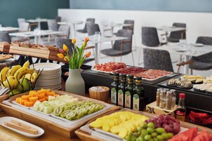 Se ofrece un desayuno bufé todos los días (18 EUR por persona)